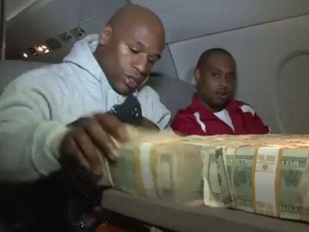 Conocido boxeador contó su millón de dólares en un video