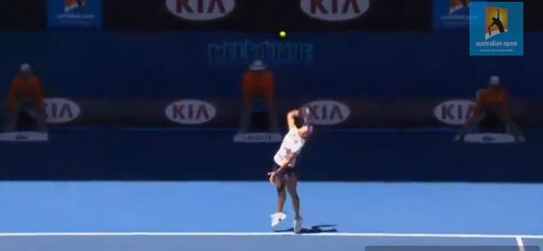 El insólito saque en el Abierto de Australia que terminó bien lejos