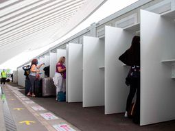 Desde el fin de semana, quienes ingresen del exterior deberán pagarse el testeo