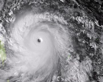 Tres muertos y miles de evacuados por un gran tifón en Filipinas