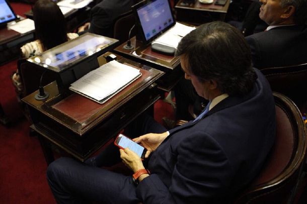 Esteban Bullrich googleando en plena sesión del Senado