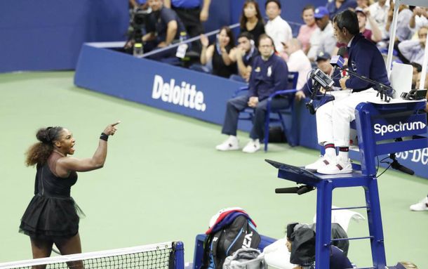 Serena Williams explotó contra el umpire por un apercibimiento injusto
