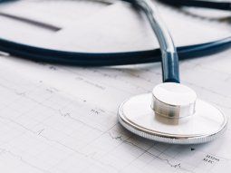 Prepagas: nuevo fallo contra el DNU de Javier Milei deja sin efecto el aumento para un jubilado