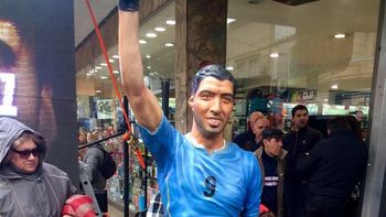 ¿se parece? inauguraron una estatua a tamano real de luis suarez en uruguay ¿se parece? inauguraron una estatua a tamano real de luis suarez en uruguay