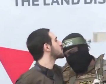 Inesperado: un rehén besó a un miembro de Hamas en el momento de su liberación
