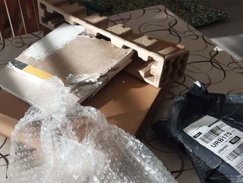 Compró una notebook y le llegó un trozo de pared: cómo reclamar