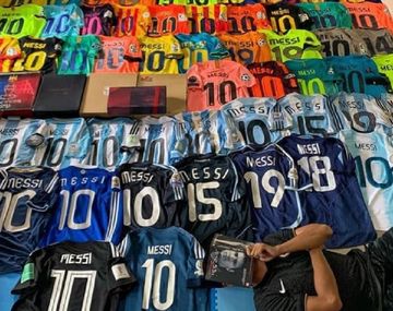 La increíble colección de camisetas de un fanático de Lionel Messi