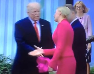La Primera Dama polaca siguió el protocolo a pesar de Trump