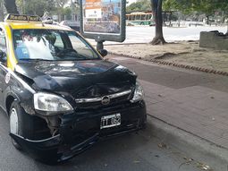 otro taxista choco borracho en pleno centro porteno y se llevo puesto el semaforo otro taxista choco borracho en pleno centro porteno y se llevo puesto el semaforo