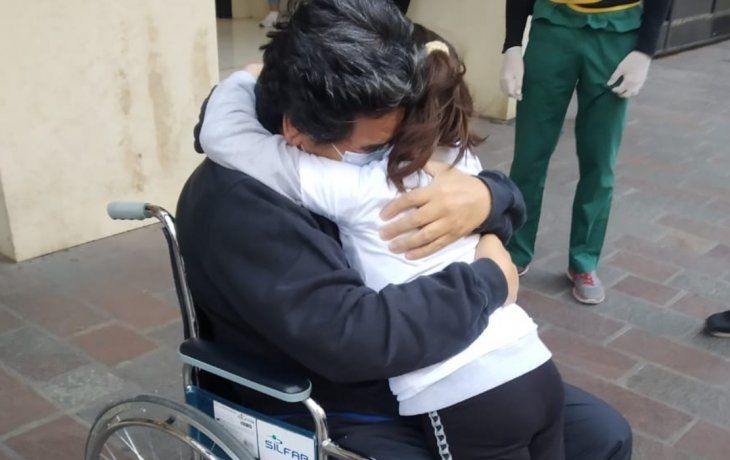 El conmovedor abrazo de un padre con su hija tras superar el covid y estar un mes con respirador