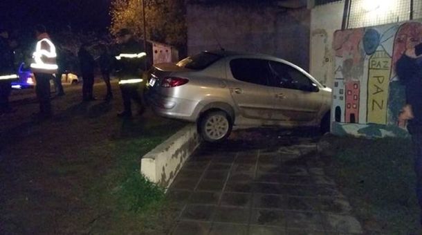 Bahía Blanca: una policía manejaba borracha y se incrustó en una escuela