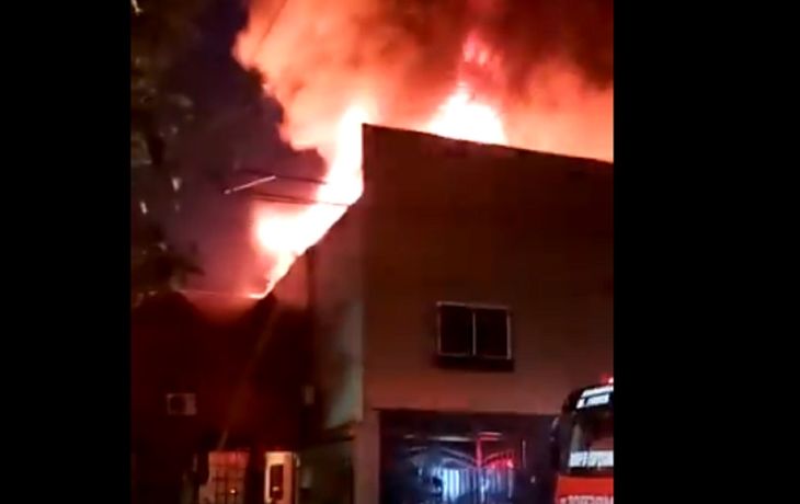 Un incendio destruyó un salón de eventos en Parque Chacabuco