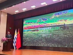 Uruguay firmó seis acuerdos en materia de agro con China, para mejorar y ampliar las exportaciones. Uruguay firmó seis acuerdos en materia de agro con China, para mejorar y ampliar las exportaciones.