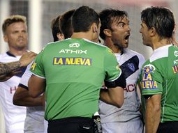 Fabián Cubero protesta por la decisión del línea en el penal de River.