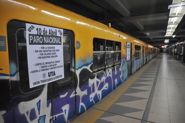 Detuvieron a tres graffiteros mientras pintaban vagones de la Línea D