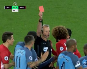 El belga Fellaini, viendo la tarjeta roja tras el cabezazo a Agüero
