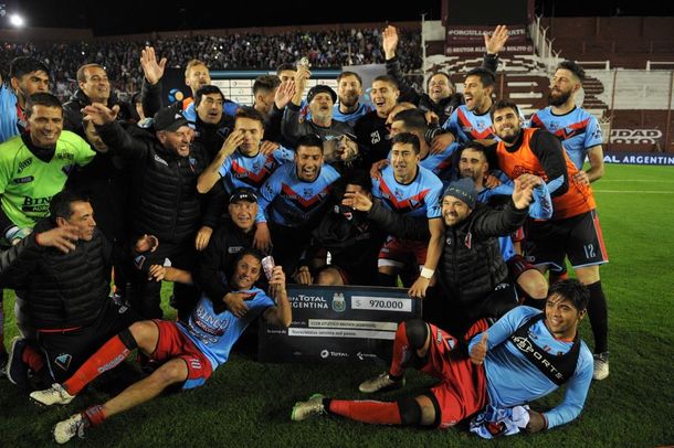 El festejo de Brown de Adrogué tras eliminar a Independiente