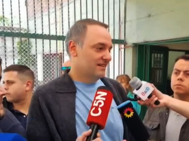 Le gritaron vendepatria a Manuel Adorni mientras hablaba con la prensa