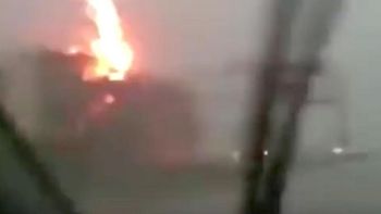 Un rayo impactó contra un camión en plena autopista Un rayo impactó contra un camión en plena autopista