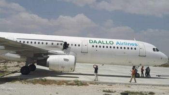 un avion de pasajeros aterrizo de emergencia con un agujero en el costado un avion de pasajeros aterrizo de emergencia con un agujero en el costado