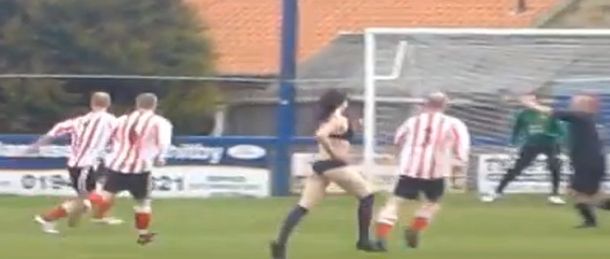 Insólito: una mujer semidesnuda aparece en medio de un partido