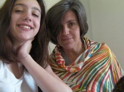 Lola Chomnalez y su mamá Lola Chomnalez y su mamá