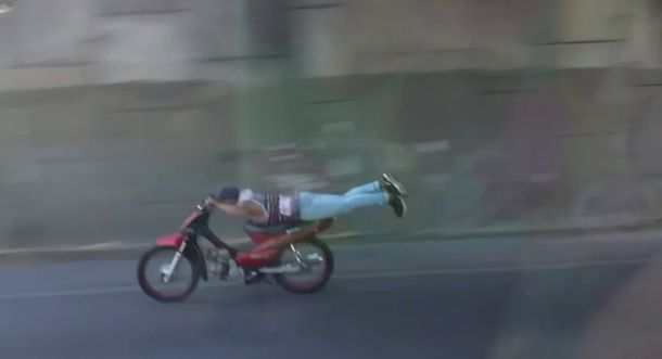 motociclista imprudente en la autopista Cañuelas