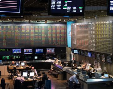 Se hundieron las acciones y los bonos argentinos tras el revés del Senado a Milei