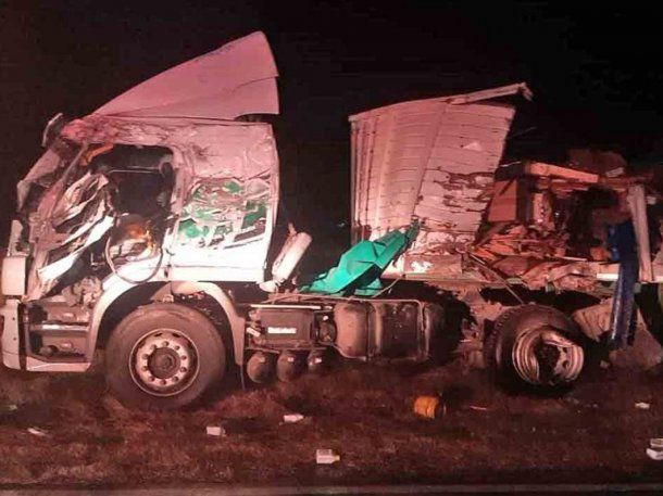 Tragedia en la ruta 65: un muerto y un herido al chocar dos camiones