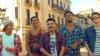 el cantante de marama animaba fiestas disfrazado de mickey y bob esponja el cantante de marama animaba fiestas disfrazado de mickey y bob esponja