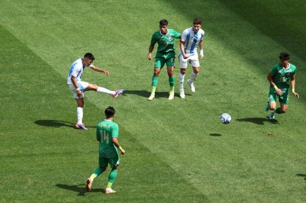 Thiago Almada anotó el 1-0 contra Irak en los Juegos Olímpicos 2024.