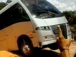 un puente cedio y se hundio un micro un puente cedio y se hundio un micro