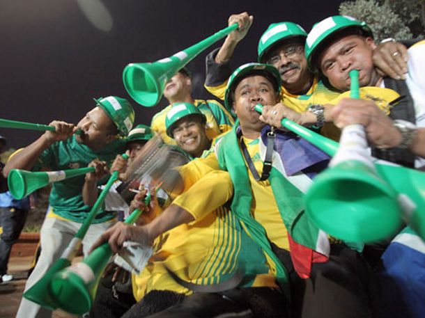 1156181472-suedafrikanische-fans-blasen-vuvuzelas.9
