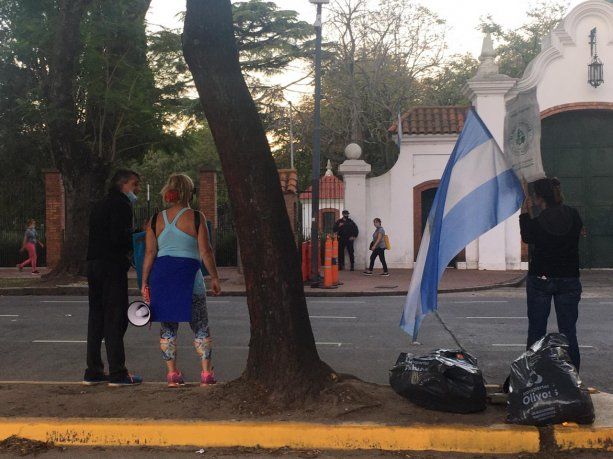 Cuatro personas protestaban en la Quinta de Olivos por las restricciones