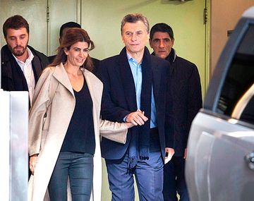 Macri saliendo del sanatorio tras ser operado. Foto archivo.