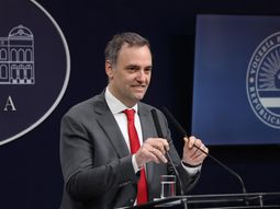 Carpetazo: Manuel Adorni anunció el decreto que incumplió sobre viajes de familiares pagados por el Estado Carpetazo: Manuel Adorni anunció el decreto que incumplió sobre viajes de familiares pagados por el Estado