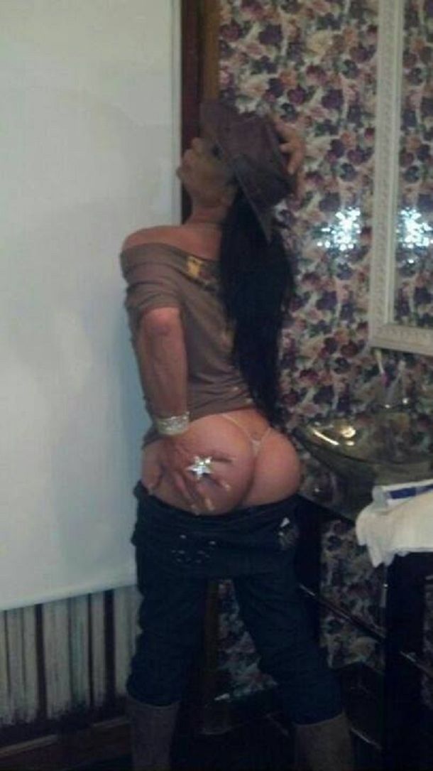 Oggi Junco le hace frente a la tormenta con una pose de diva