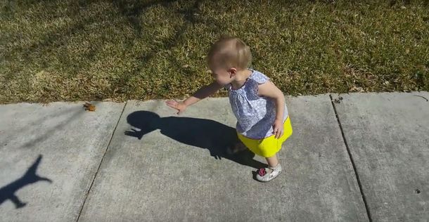 No se va a ganar el premio al padre del año: mirá cómo asusta a su hija