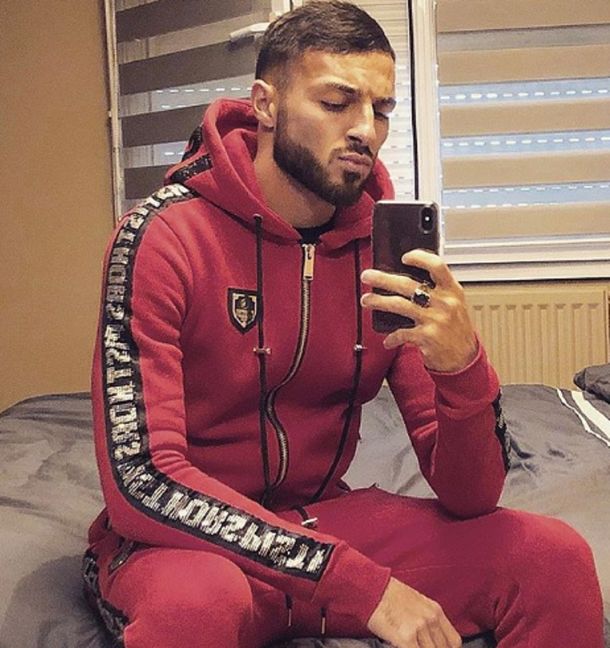 Echaron a Haris Belkebla de la Selección de Argelia por mostrar la cola durante una partida de Fortnite