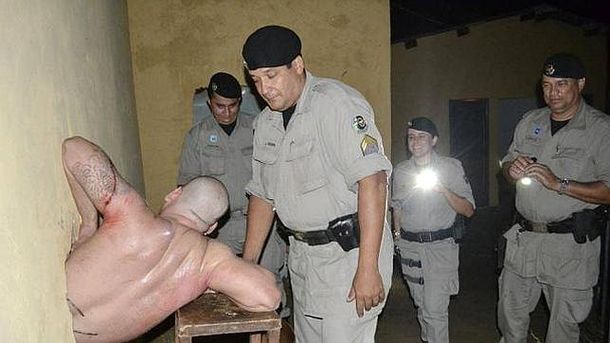 Trata de escapar de una cárcel y queda atascado en una pared