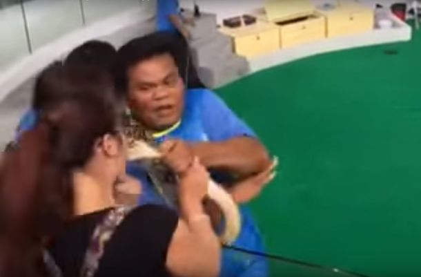 Mala idea: una mujer fue atacada por una serpiente cuando intentó besarla