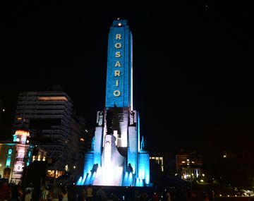 Rosario: el Monumento a la Bandera homenajeó a Messi y Di María