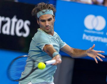 Federer volvió a las canchas con un triunfo
