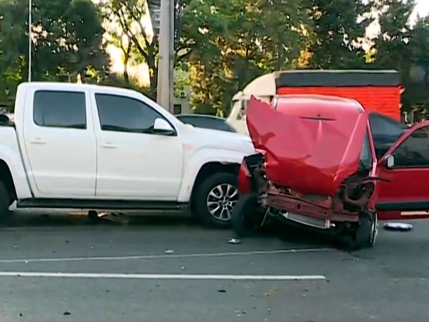Choque múltiple en Panamericana y General Paz entre tres camionetas: una transportaba caballos