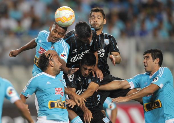 Racing le ganó a Sporting Cristal en Perú y se encamina hacia los octavos