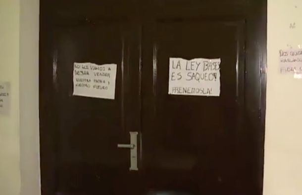 Federico Sturzenegger iba a dar una charla en la UBA pero se bajó por los carteles de los alumnos