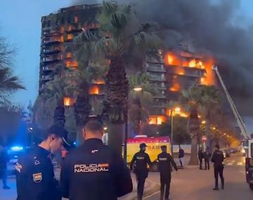 Imágenes escalofriantes del voraz incendio que consume dos edificios en Valencia