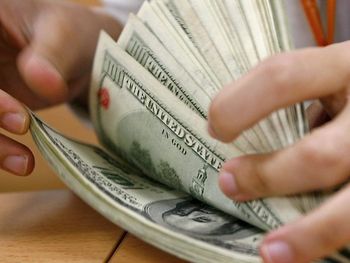 El dólar oficial avanzó a $6,285 y el negro bajó a $9,54