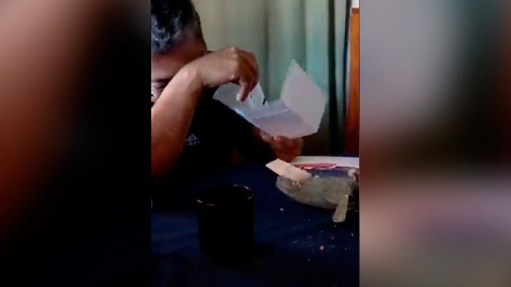 emocion-un-hombre-que-le-regalan-una-entrada-argentina-brasil