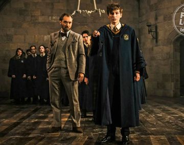 Un joven Albus Dumbledore (Jude Law) es el mentor de Newt Scamander (Joshua Shea) en Hogwarts
